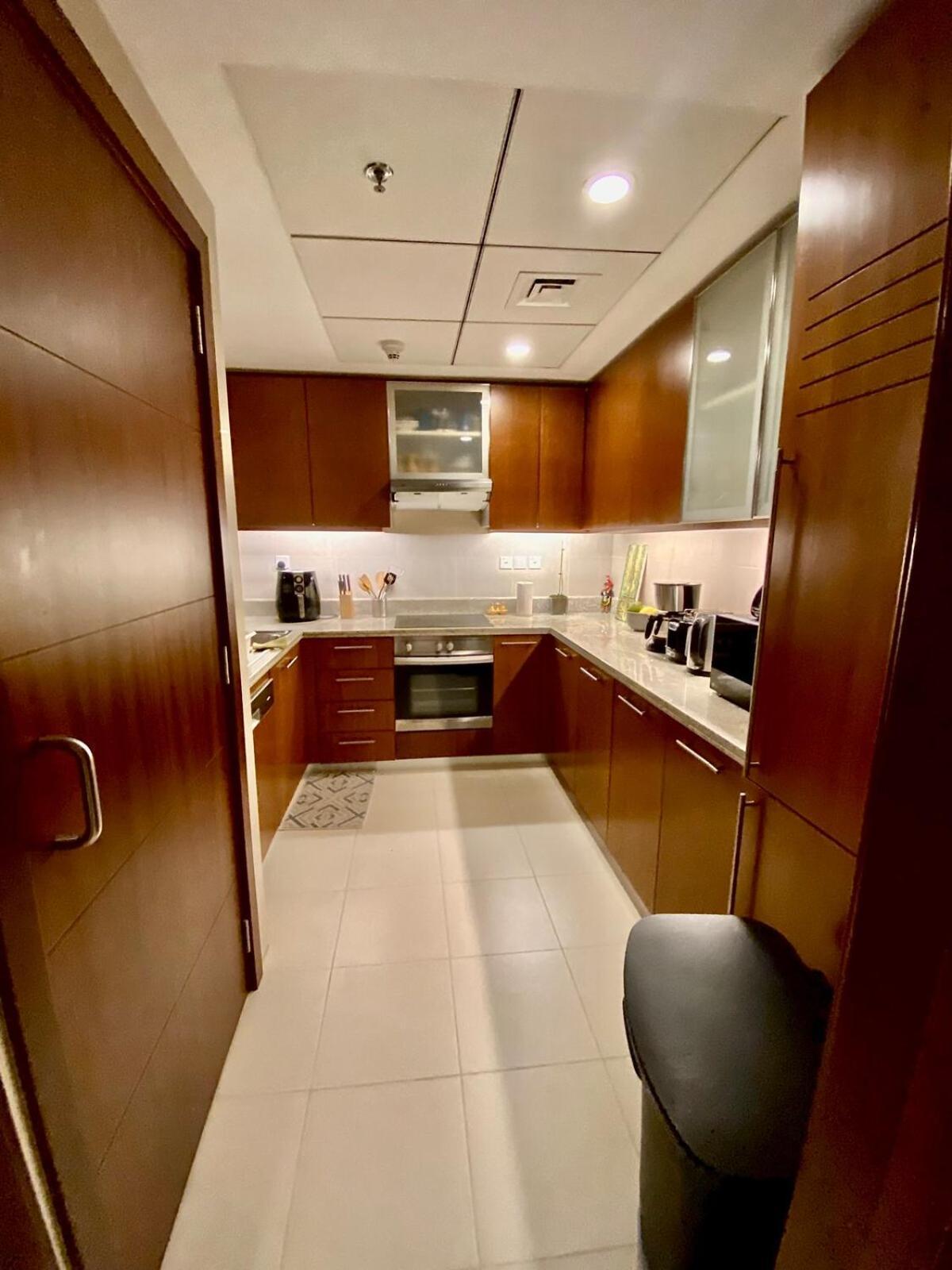 Exceptional Master - Near And Overlooking Burj Khalifa - Host Has Access To Living Space