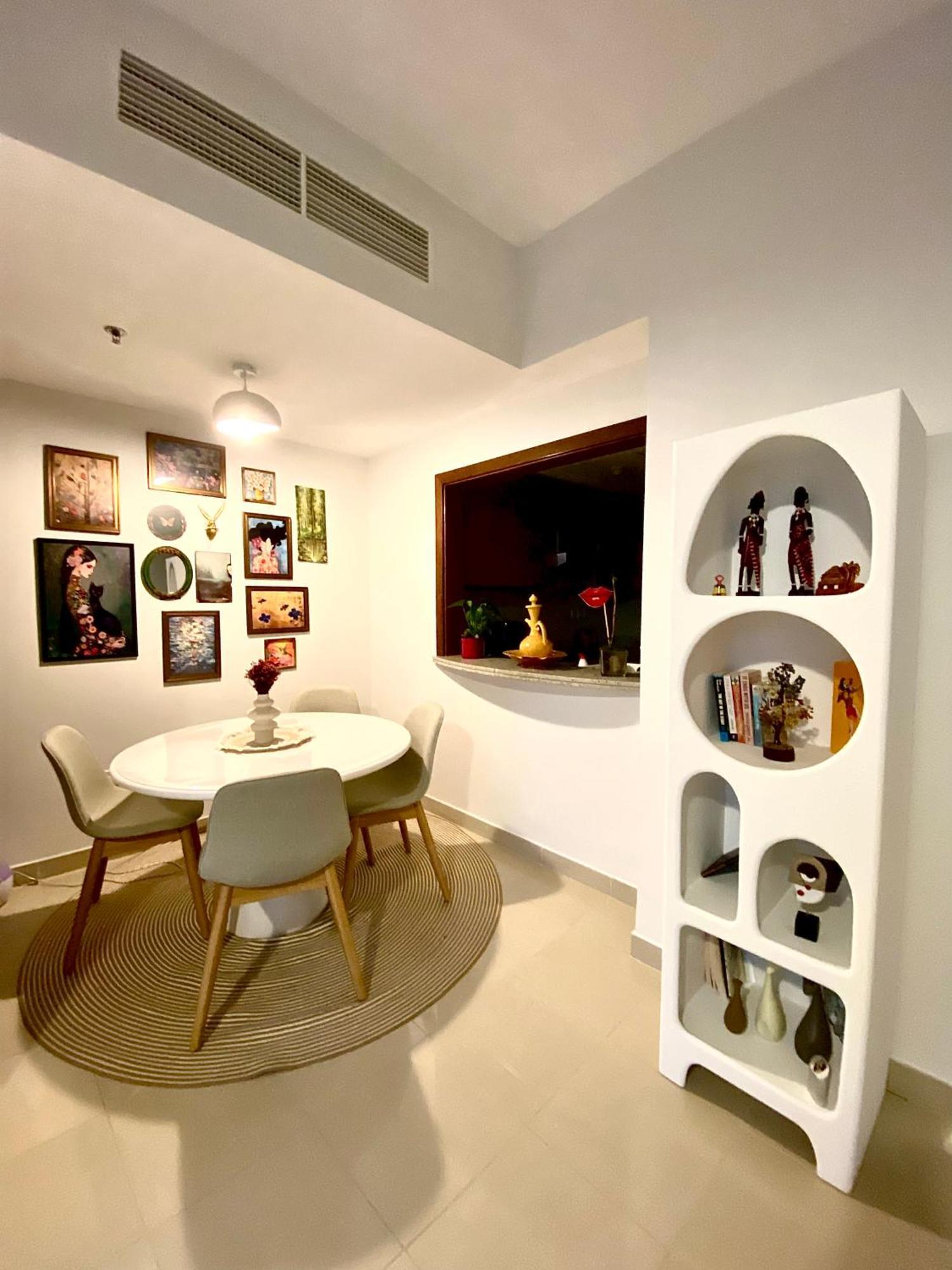 Exceptional Master - Near And Overlooking Burj Khalifa - Host Has Access To Living Space