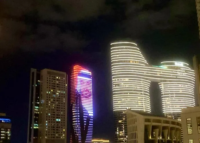 Exceptional Master Room - Near And Overlooking Burj Khalifa - Host Has Access To Living Space
