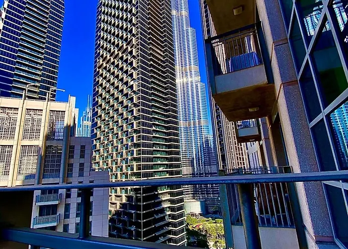 Exceptional Master Room - Near And Overlooking Burj Khalifa - Host Has Access To Living Space