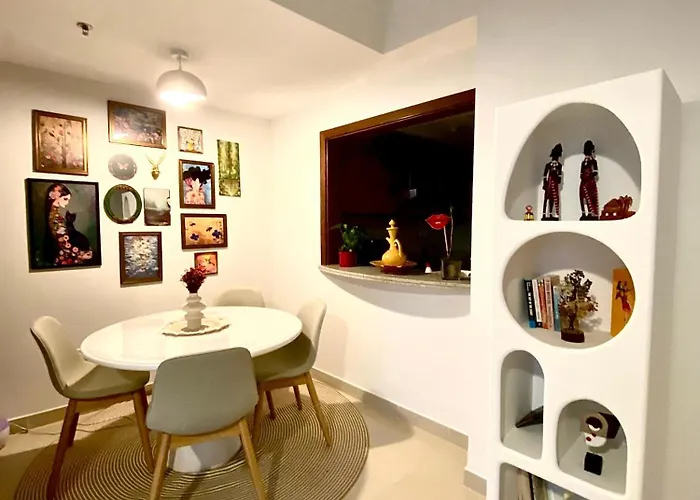 Exceptional Master Room - Near And Overlooking Burj Khalifa - Host Has Access To Living Space