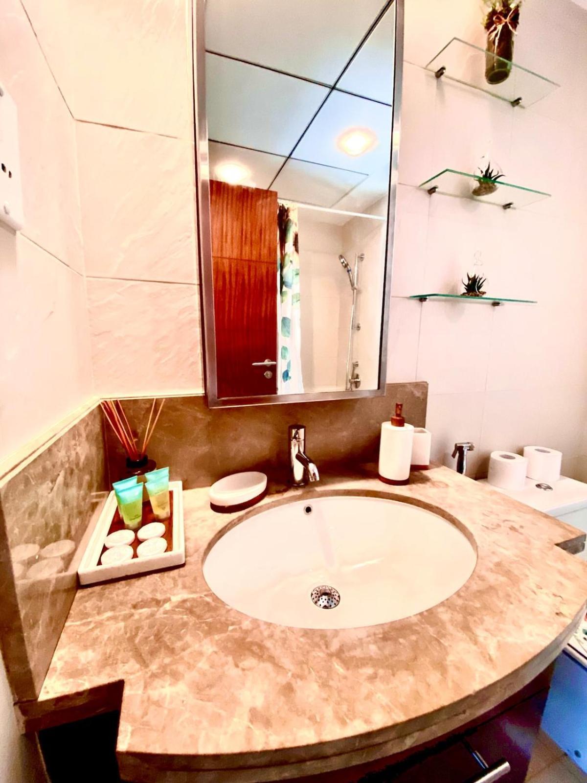 Exceptional Master - Near And Overlooking Burj Khalifa - Host Has Access To Living Space