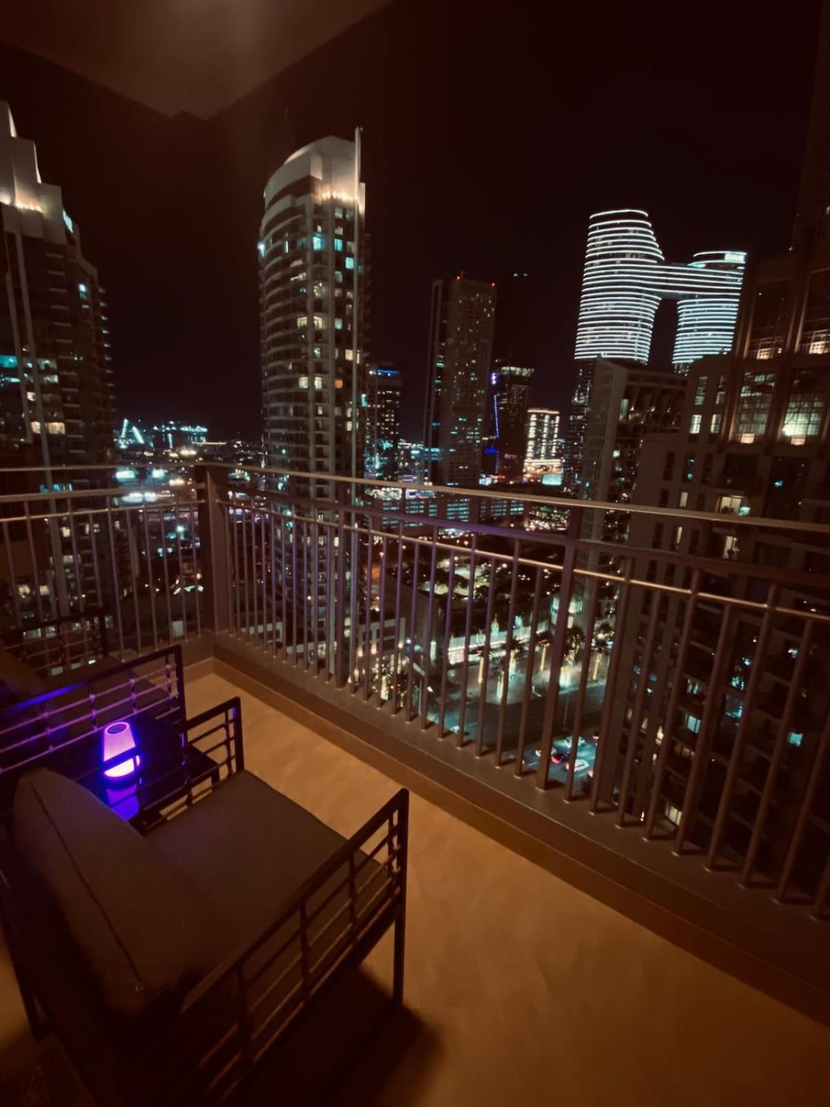 Exceptional Master - Near And Overlooking Burj Khalifa - Host Has Access To Living Space Dubai