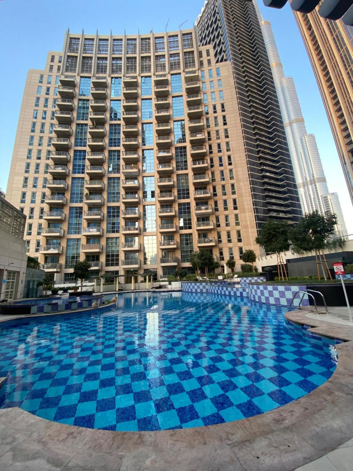 Exceptional Master - Near And Overlooking Burj Khalifa - Host Has Access To Living Space Homestay *