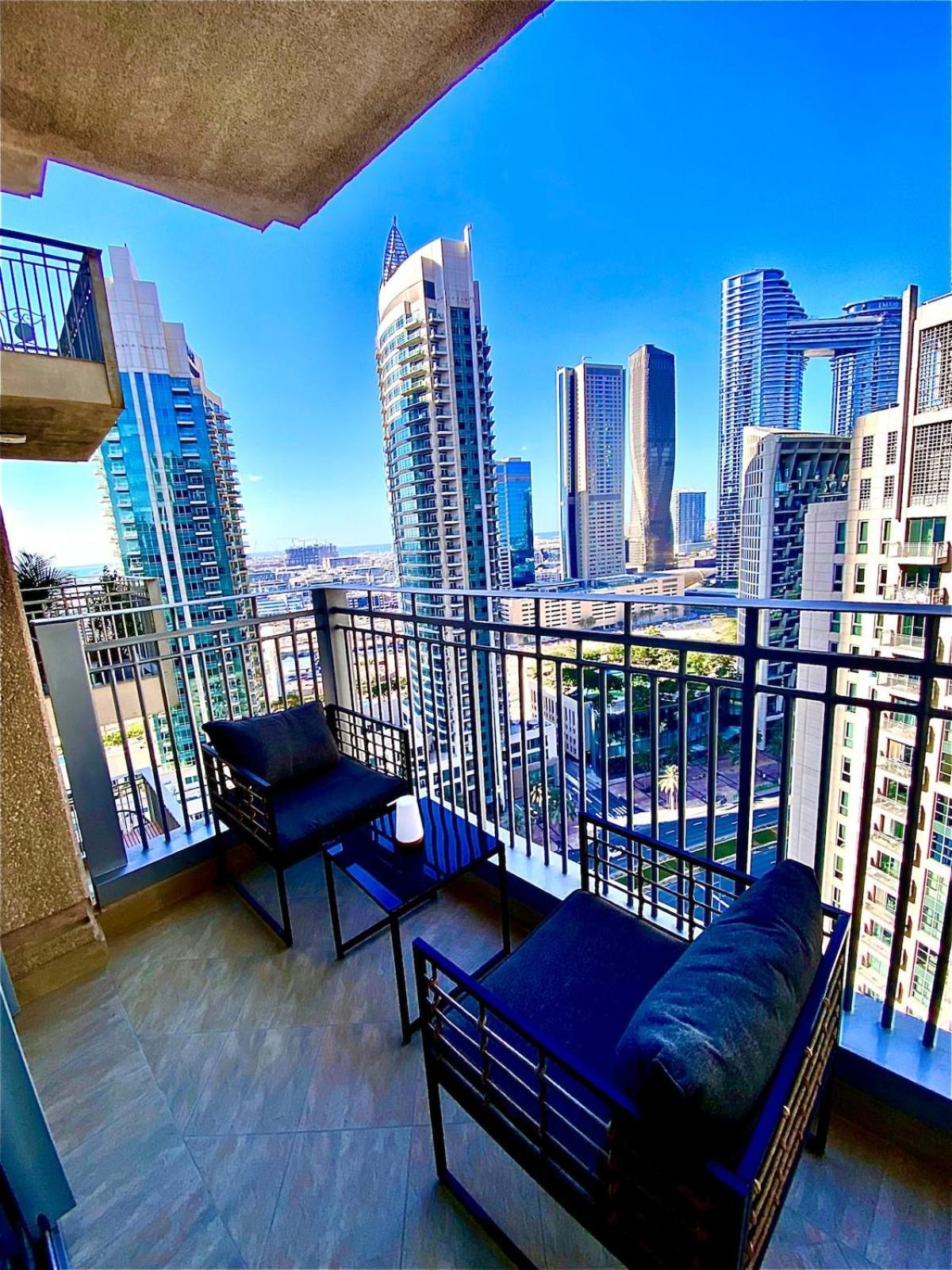 Homestay Exceptional Master - Near And Overlooking Burj Khalifa - Host Has Access To Living Space