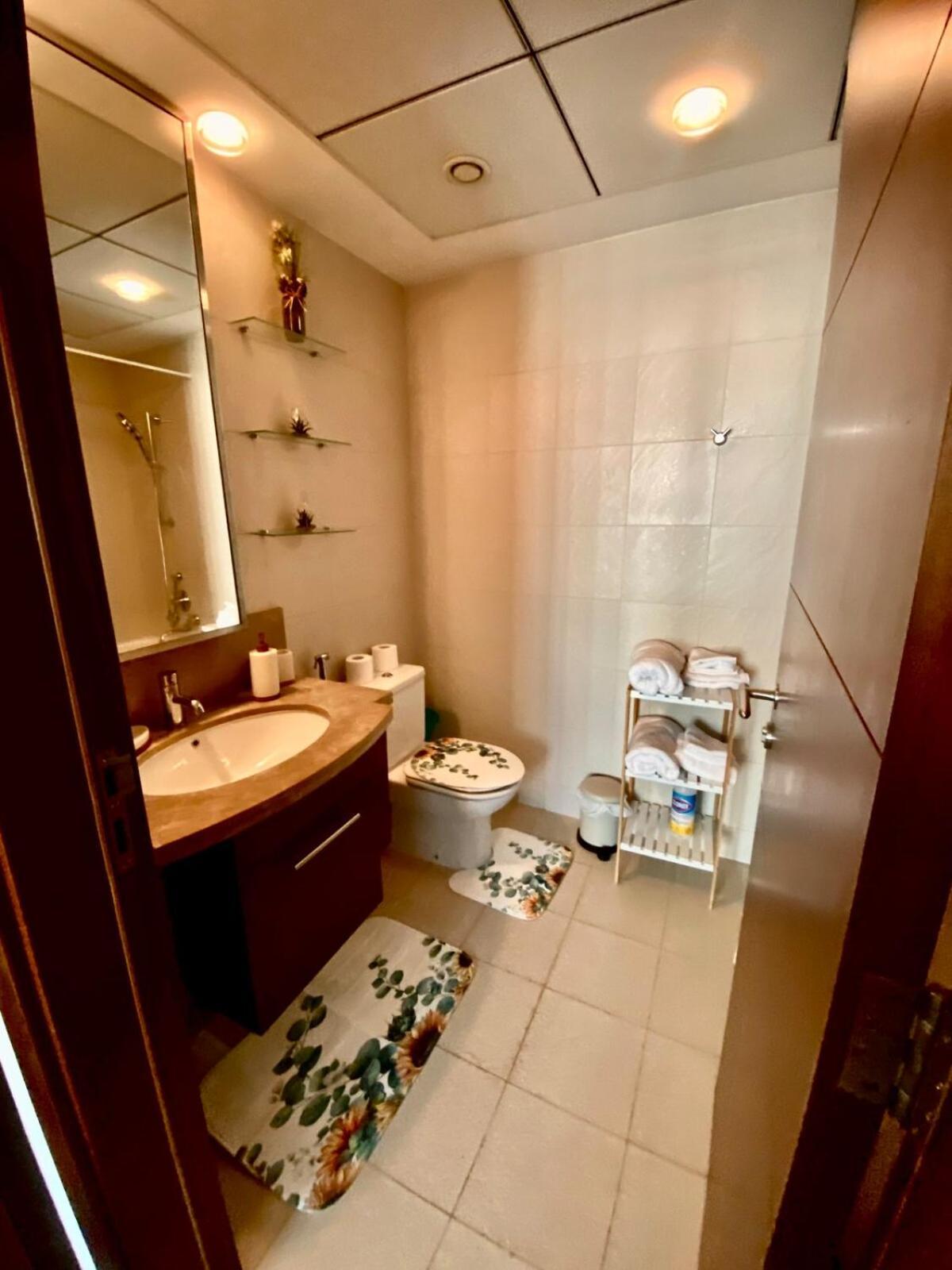 Exceptional Master - Near And Overlooking Burj Khalifa - Host Has Access To Living Space