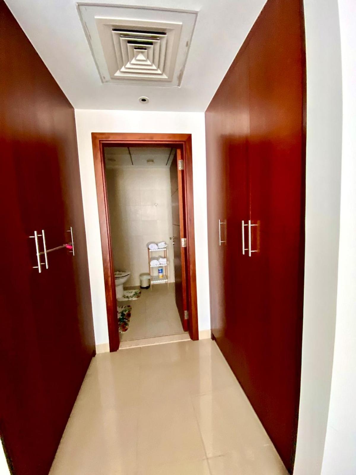 Homestay Exceptional Master - Near And Overlooking Burj Khalifa - Host Has Access To Living Space
