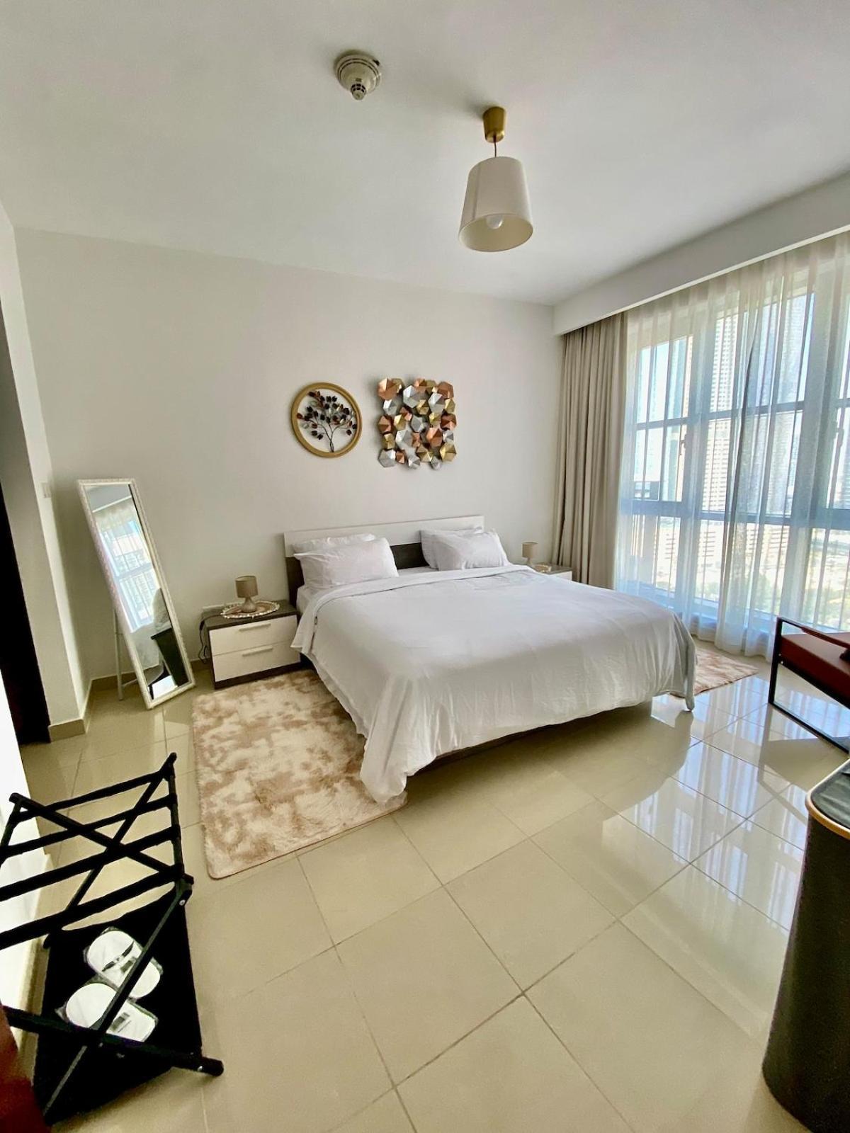 Homestay Exceptional Master - Near And Overlooking Burj Khalifa - Host Has Access To Living Space *