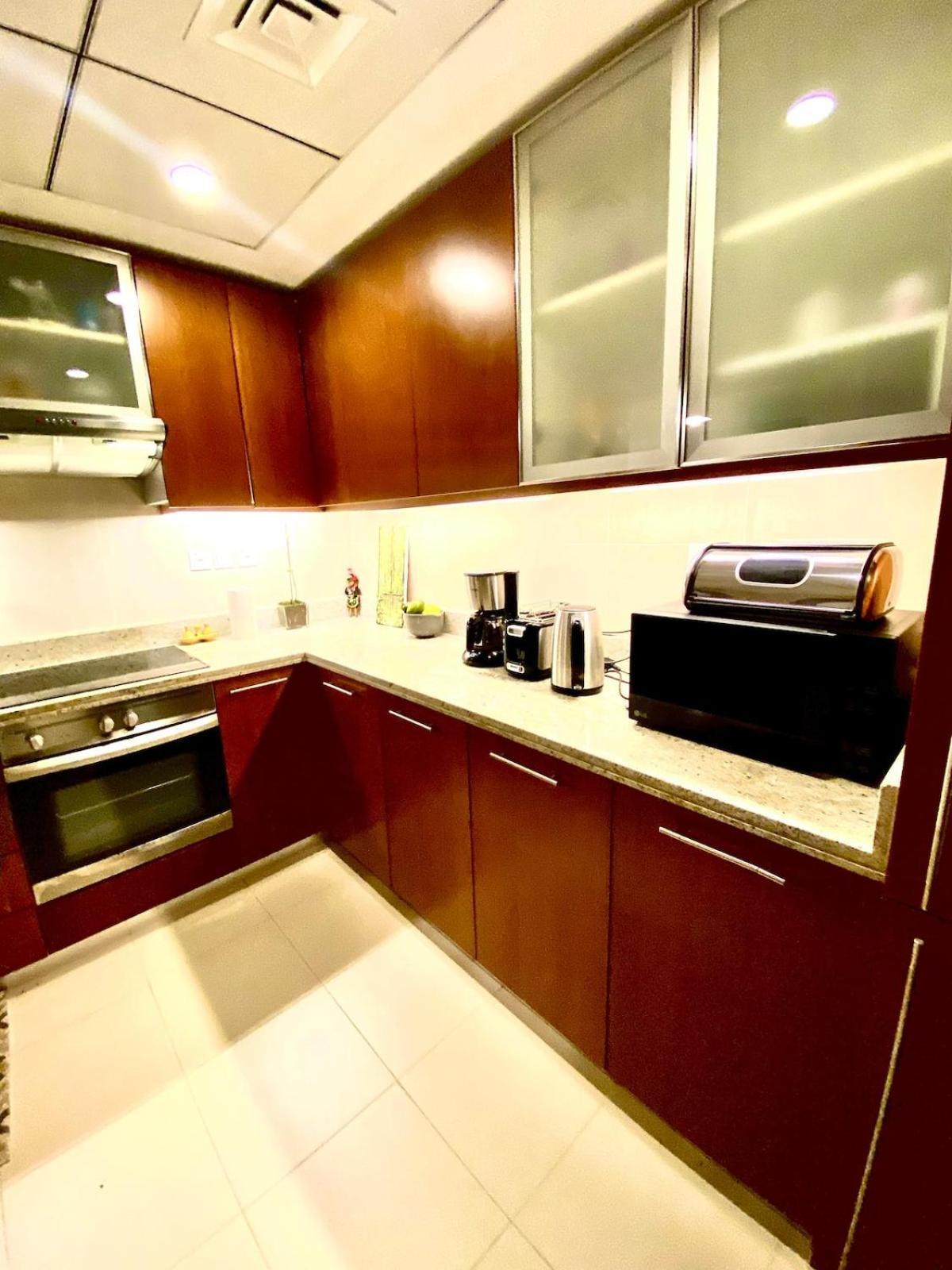 Exceptional Master - Near And Overlooking Burj Khalifa - Host Has Access To Living Space *