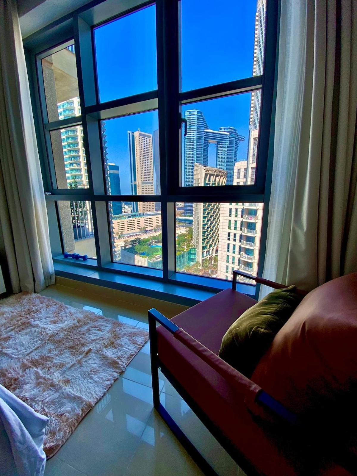Homestay Exceptional Master - Near And Overlooking Burj Khalifa - Host Has Access To Living Space *
