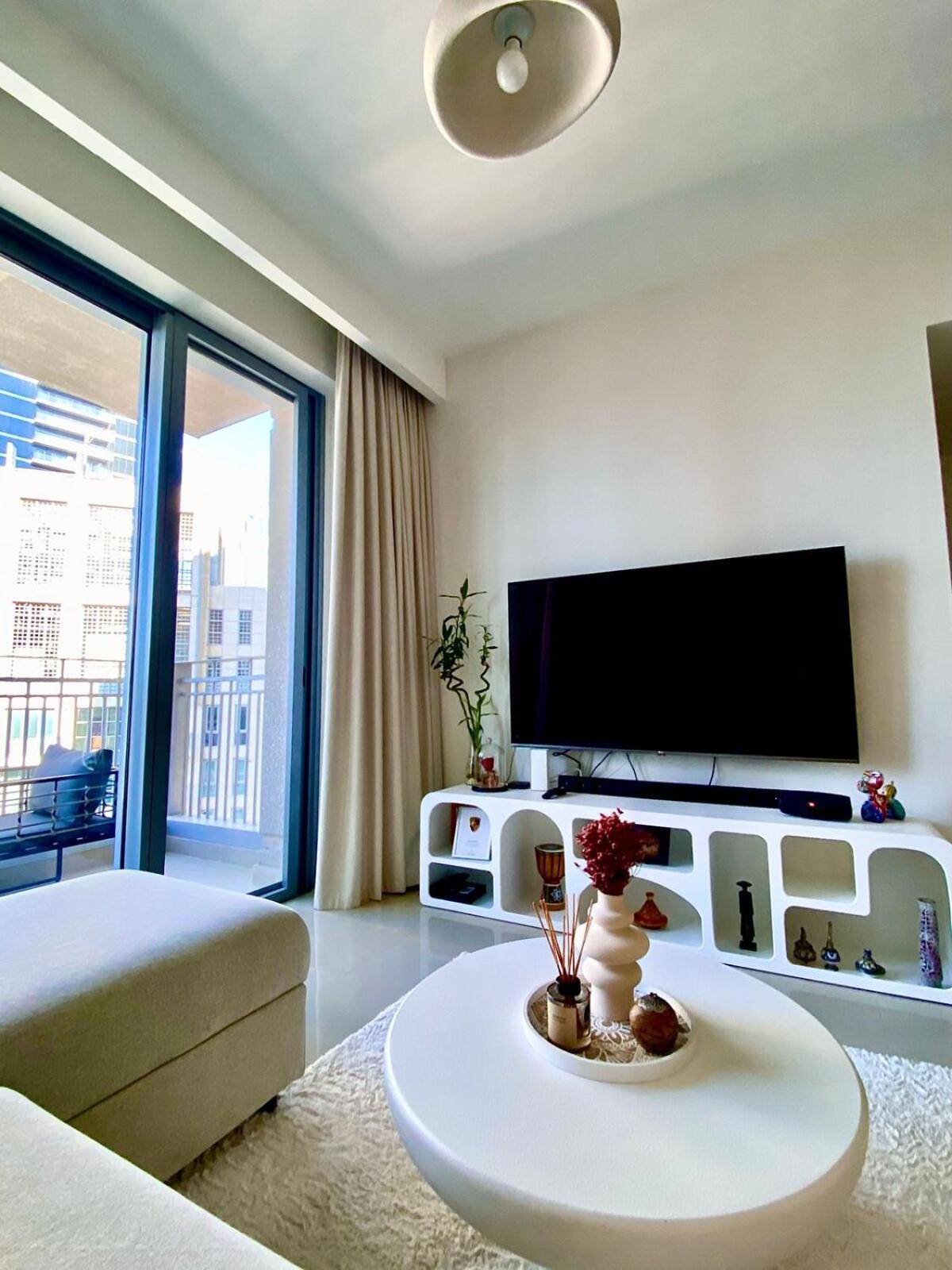 Exceptional Master - Near And Overlooking Burj Khalifa - Host Has Access To Living Space Homestay