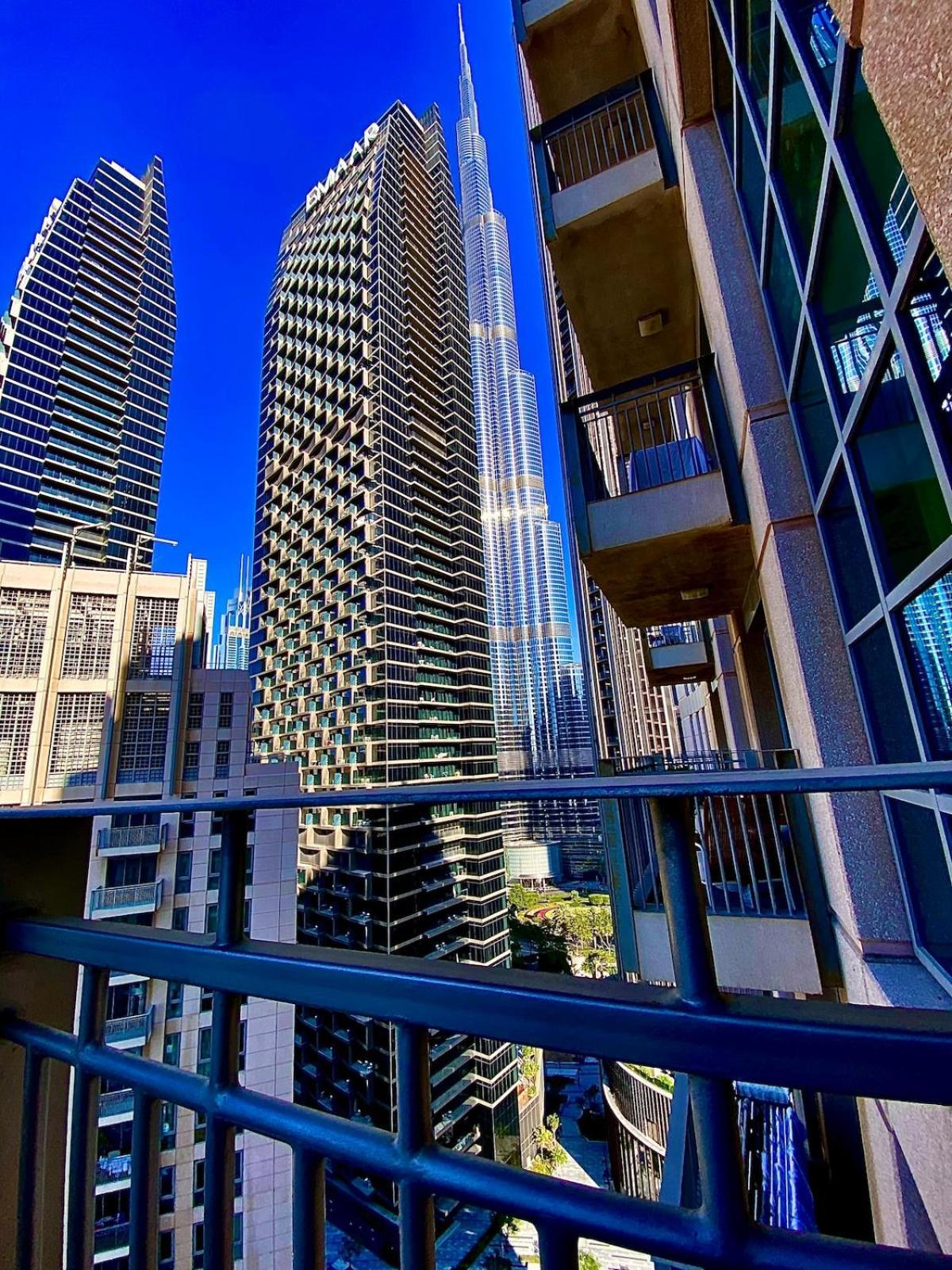 Exceptional Master - Near And Overlooking Burj Khalifa - Host Has Access To Living Space Homestay
