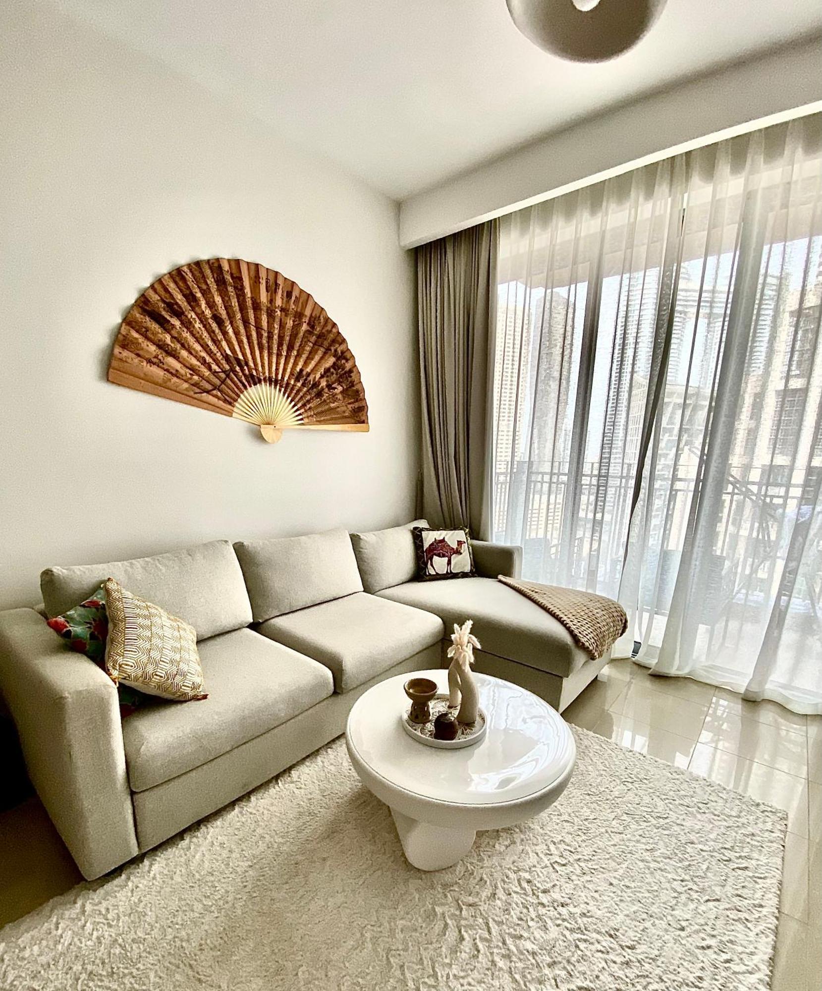 Homestay Exceptional Master - Near And Overlooking Burj Khalifa - Host Has Access To Living Space *